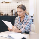 ekspresyjna-starsza-kobieta-pozuje-kryty (1)